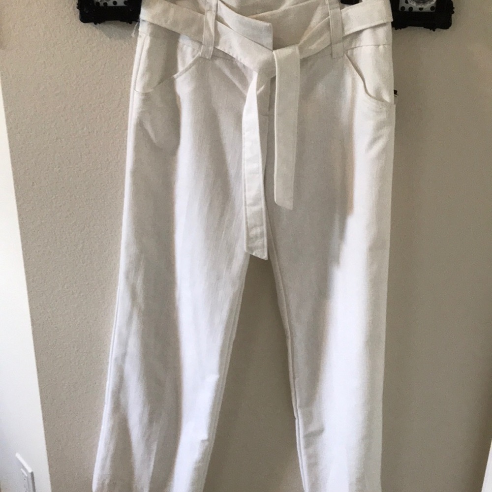 A Byer white Linen dress pants with belt. Size 9